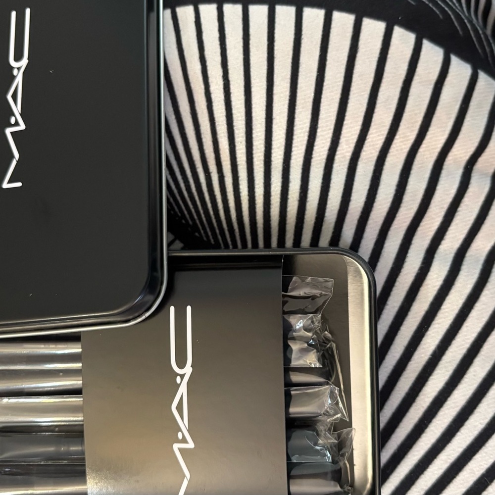 MAC Makeup Brush Set in Black